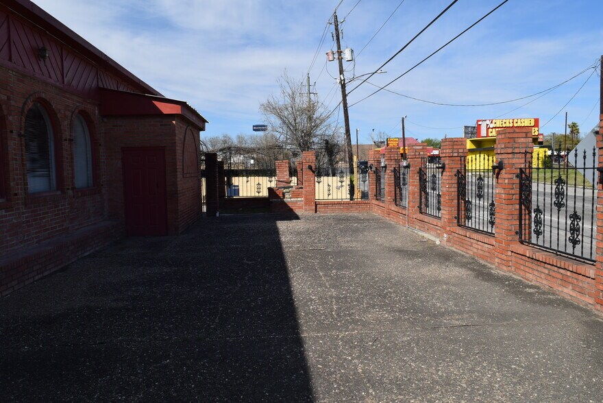 More Photos Of 338 S Wayside Dr, Houston Bar For Sale