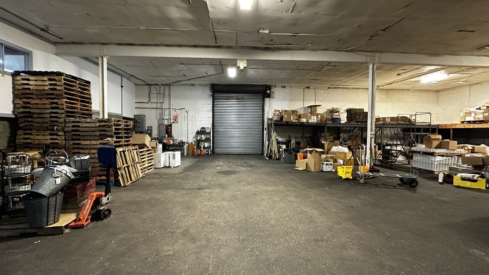 More Photos Of 530 Ray St, Freeport Manufacturing For Lease