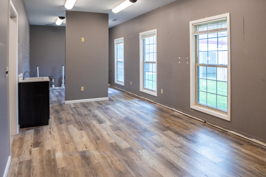 More Photos Of 2504 Veterans Memorial Pky S, Lafayette Office For Sale