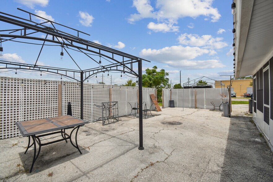 More Photos Of 275 S Lake Shore Way, Lake Alfred Restaurant For Sale