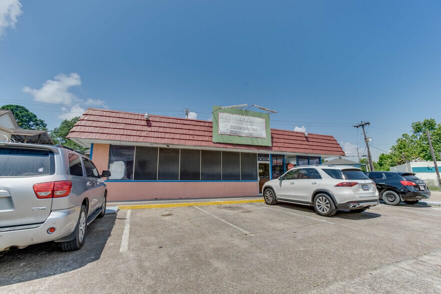 Primary Photo Of 2915 Market St, Baytown General Retail For Sale
