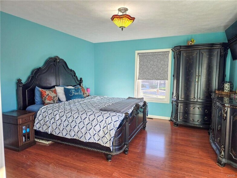 More Photos Of 337 N Peterboro St, Canastota Flex For Sale