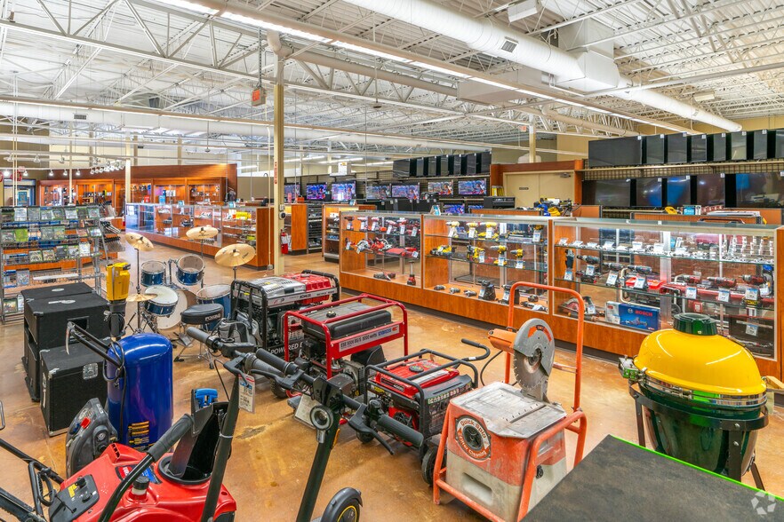 More Photos Of 500-520 N Westhill Blvd, Appleton Storefront Retail Office For Lease