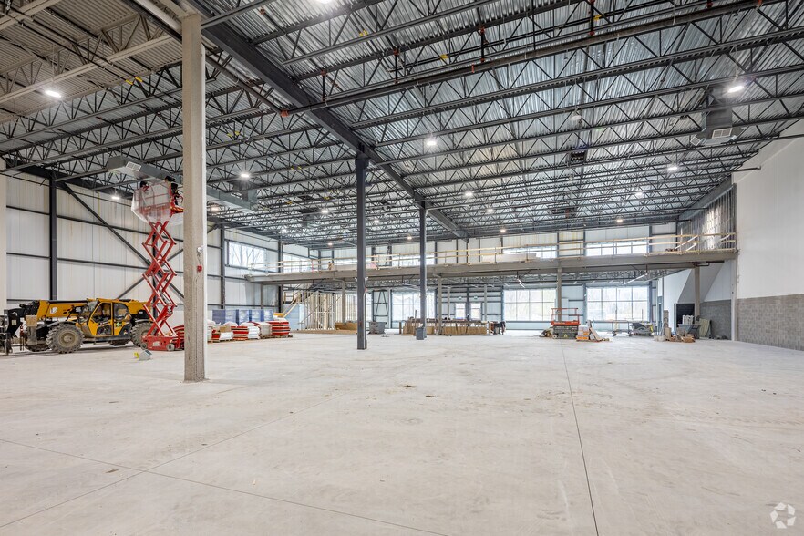More Photos Of 100 Blvd Jean-Baptiste-Rolland O, Saint-jerome Unknown For Lease