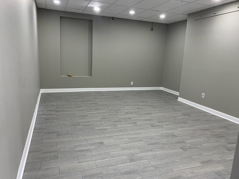 More Photos Of 101-111 Alpine Rd, Rockford Freestanding For Lease