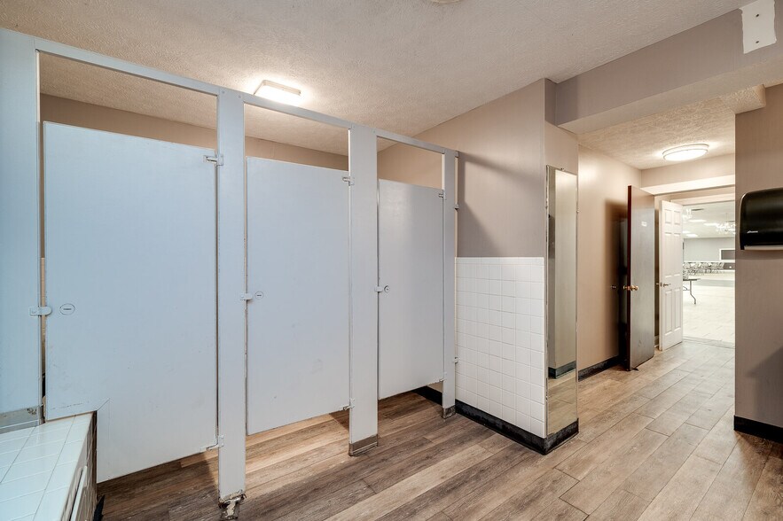 More Photos Of 6962 Coles Rd, Middletown General Retail For Sale