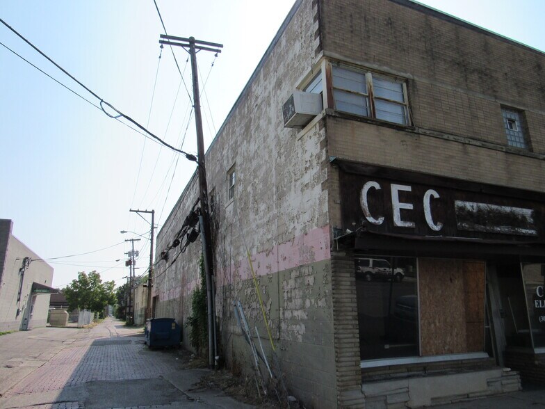 More Photos Of 824 20th St, Huntington General Retail For Sale