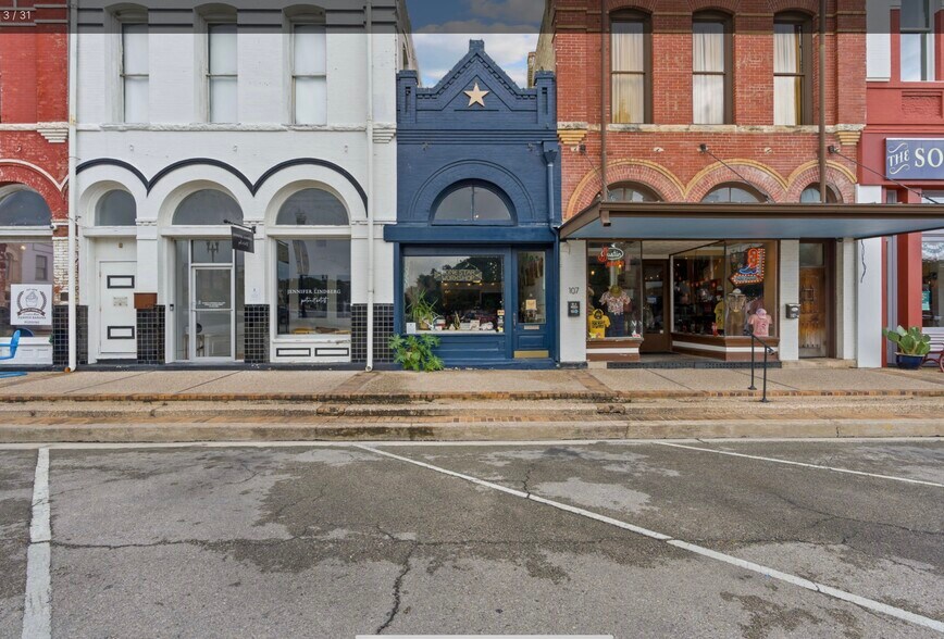 More Photos Of 105 E San Antonio St, Lockhart Storefront Retail Office For Sale
