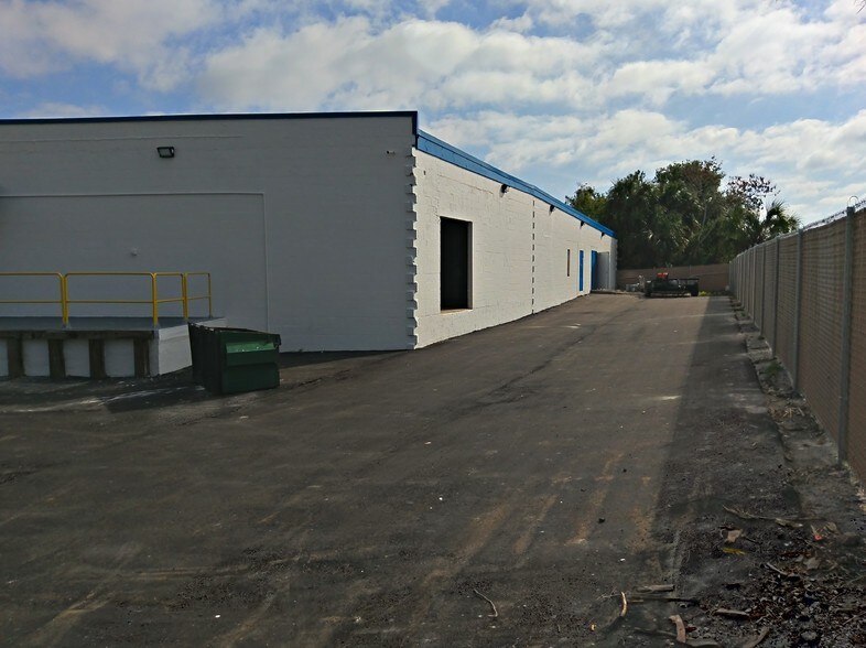 More Photos Of 951 N Cocoa Blvd, Cocoa Warehouse For Lease