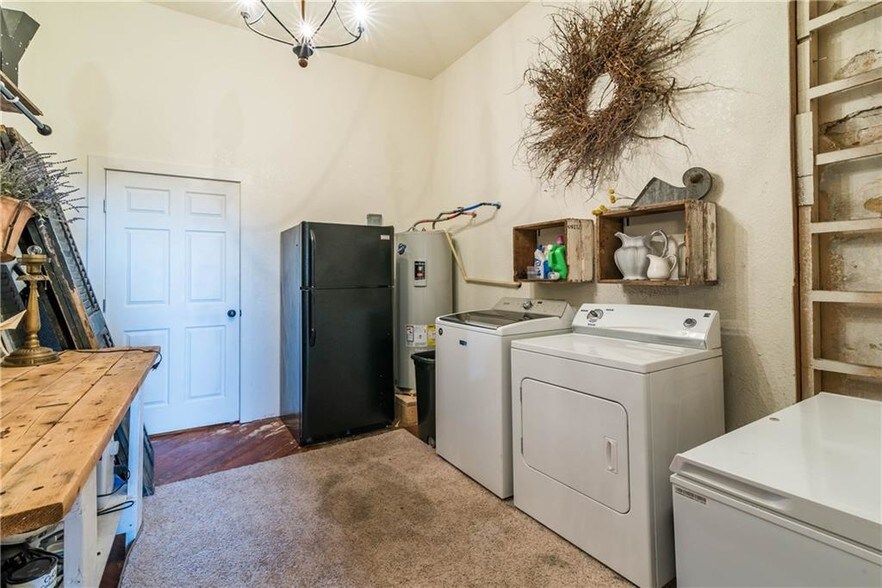 More Photos Of 306 W Main St, Denison Storefront For Sale