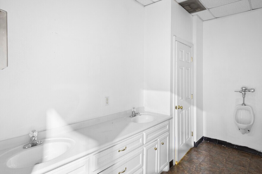 More Photos Of 1504 S Frazier St, Conroe Light Distribution For Lease