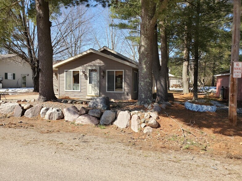 More Photos Of 18398 Waubee Park Ln, Lakewood Hotel For Sale