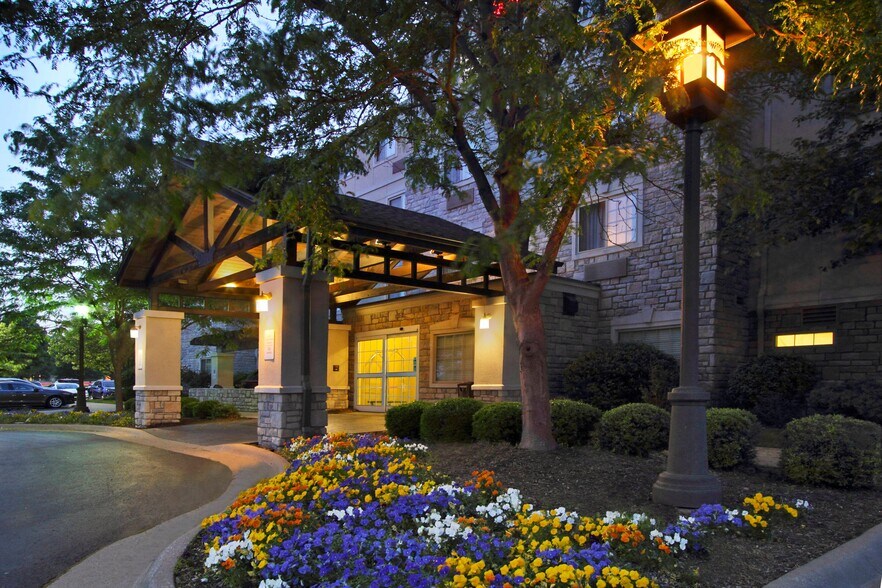 More Photos Of 3100 SE 14th St, Bentonville Hotel For Sale
