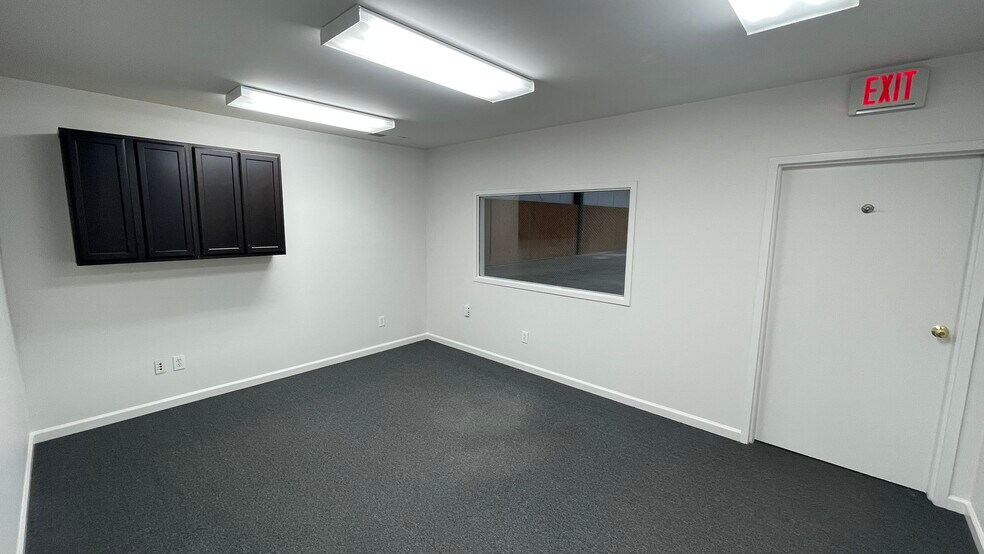More Photos Of 220 Scotland Dr, Alabaster Warehouse For Lease