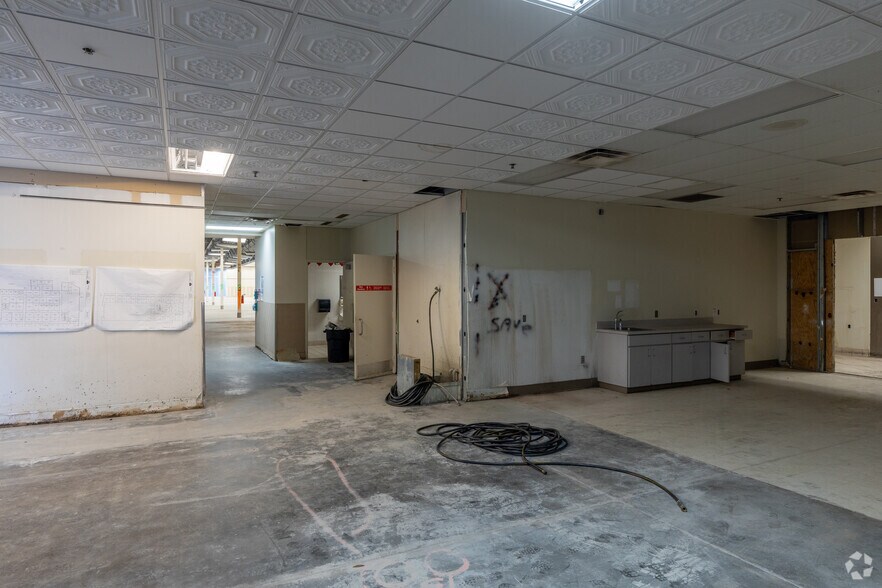 More Photos Of 7501-7649 W Colonial Dr, Orlando Unknown For Lease