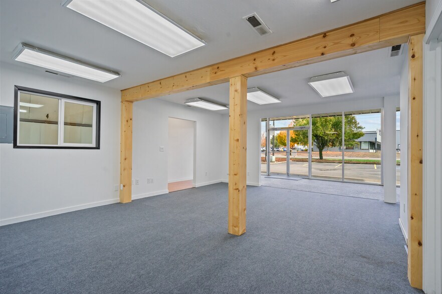 More Photos Of 999 N 1st St, Silverton Freestanding For Lease