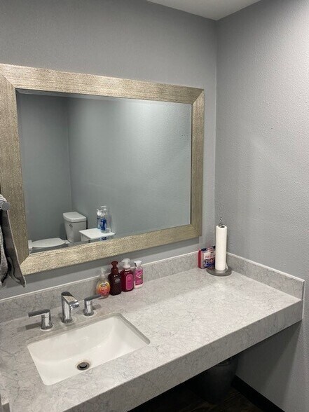 More Photos Of 400 Chisholm Valley Dr, Round Rock Freestanding For Lease