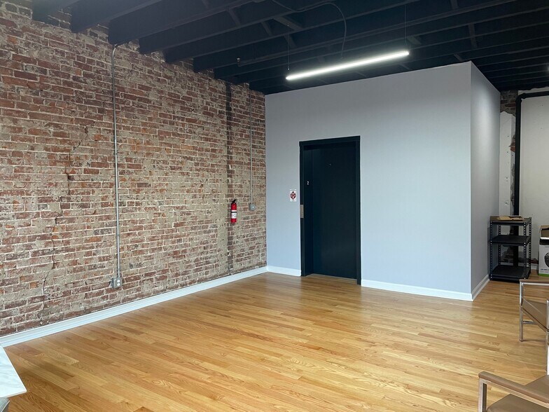 More Photos Of 161 N Limestone, Lexington Office For Sale