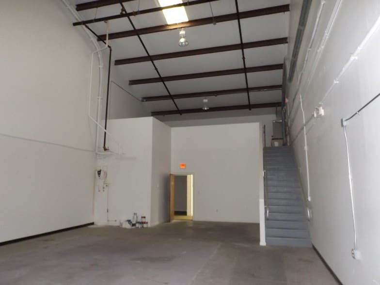 More Photos Of 124-146 Park Center St, Leesburg Light Manufacturing For Lease
