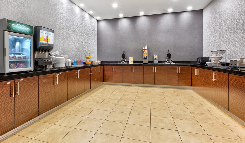 More Photos Of 615 City Center Way, Longview Hotel For Sale