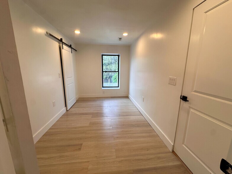 More Photos Of 2709 Westerville Rd, Columbus Light Manufacturing For Sale