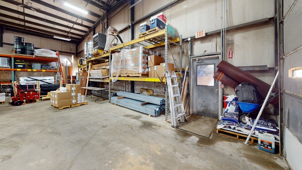 More Photos Of 198 Londonderry Tpke, Hooksett Light Distribution For Lease