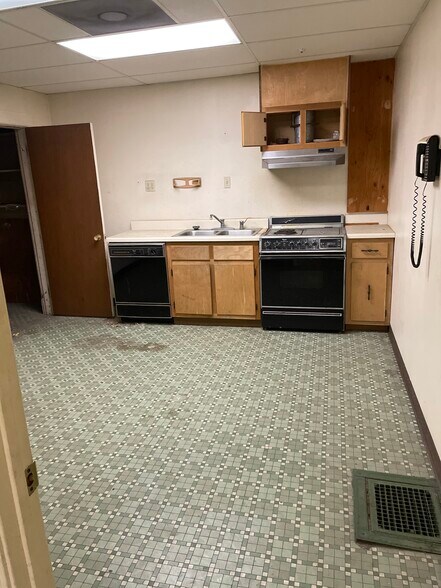 More Photos Of 1063 E Parkway South, Memphis Flex For Sale