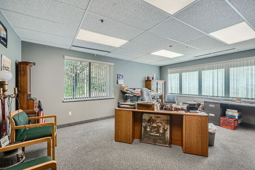 More Photos Of 2075 Prosperity Rd, Saint Paul Light Distribution For Sale