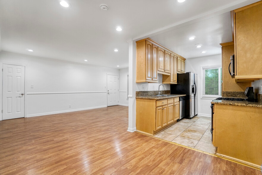 More Photos Of 525 N Sweetzer Ave, Los Angeles Apartments For Sale