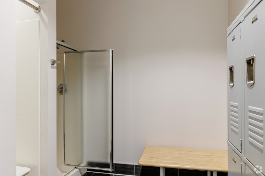 More Photos Of 7475 S Joliet St, Englewood Flex For Lease