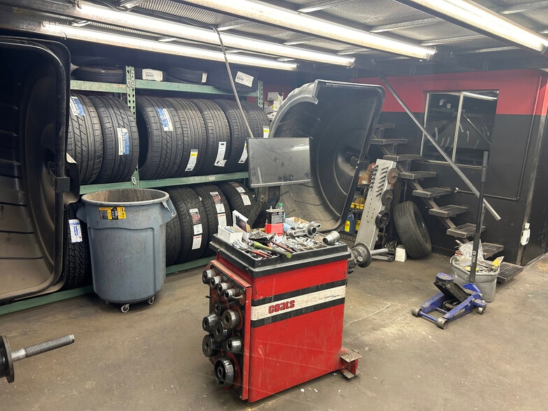 More Photos Of 6001 W Glendale Ave, Glendale Auto Repair For Sale