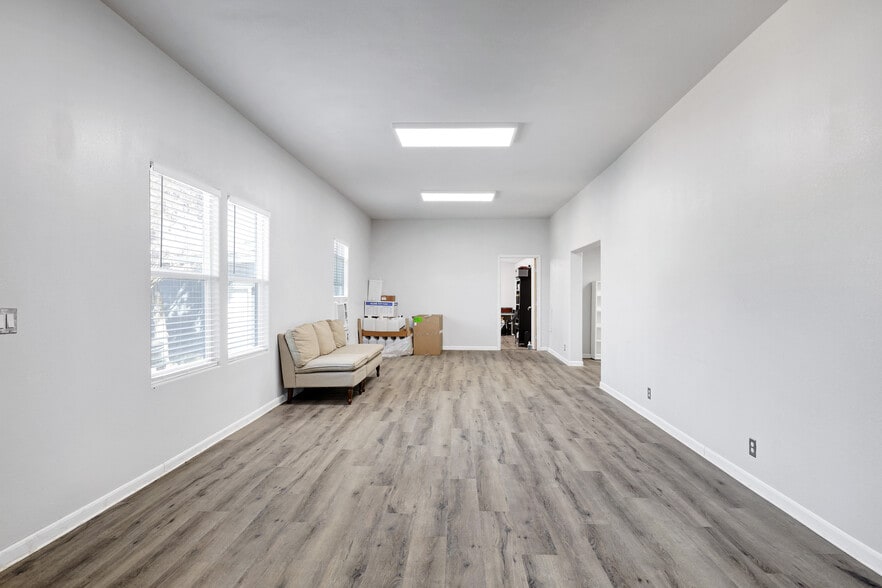 More Photos Of 1016 E Borgfeld Dr, San Antonio Flex For Sale