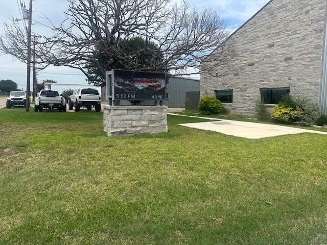 More Photos Of 2201 Commerce St, Marble Falls Warehouse For Sale