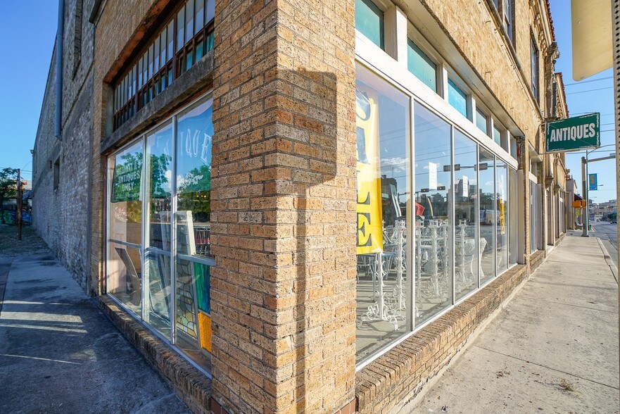 More Photos Of 900 Broadway St, San Antonio General Retail For Lease