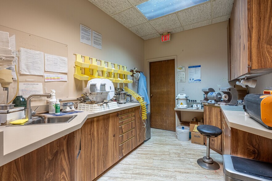 More Photos Of 915 N Milwaukee Ave, Libertyville Office For Sale