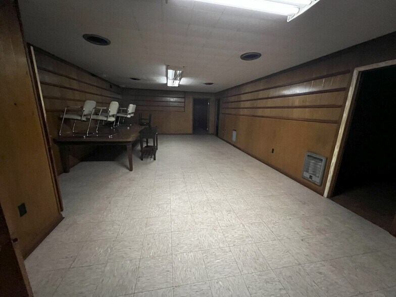 More Photos Of 1604 W State St, Bristol General Retail For Sale