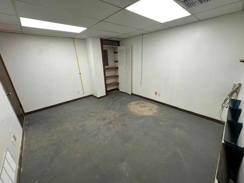 More Photos Of 16182-16190 Aviation Loop, Brooksville Distribution For Lease