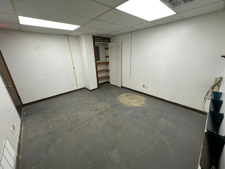 More Photos Of 16182-16190 Aviation Loop, Brooksville Distribution For Lease