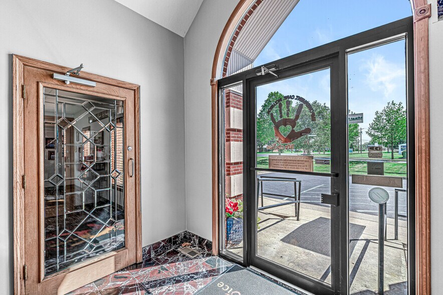 More Photos Of 4022 Arbor Ln, New Palestine Medical For Lease