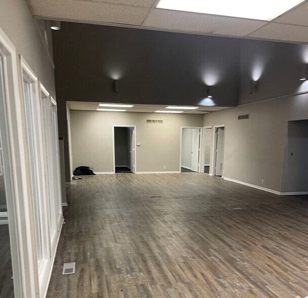 More Photos Of 5907 Highgrove Rd, Grandview Office For Lease