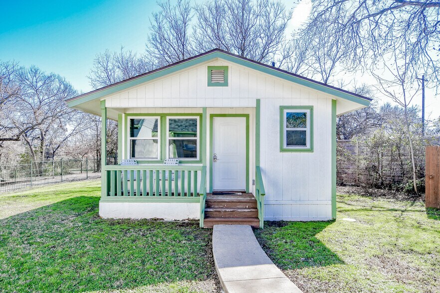 More Photos Of 512 N Travis St, Granbury Hospitality For Sale