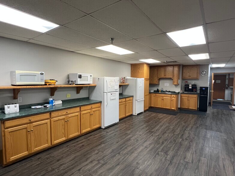 More Photos Of 480 Park Ave E, Eden Valley Warehouse For Sale