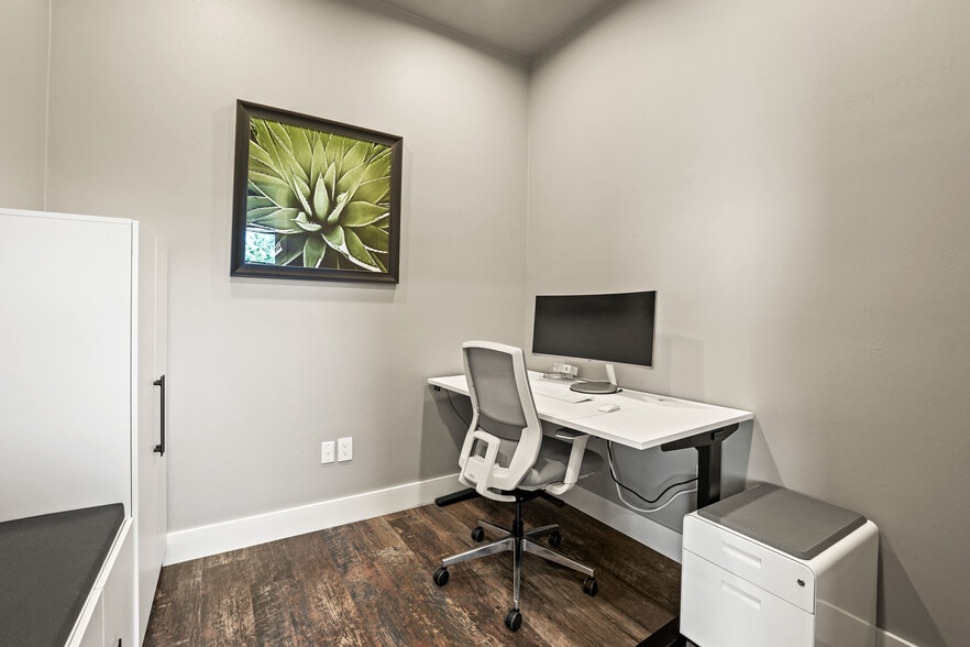 More Photos Of 602 Steve Hawkins Pky, Marble Falls Storefront Retail Office For Lease