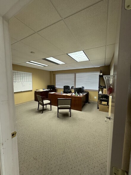 More Photos Of 1002 Central Ave N, Kent Showroom For Lease
