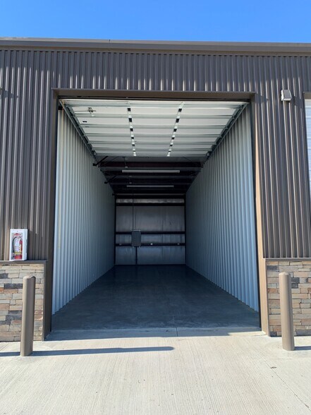 More Photos Of 9501 NE 76th St, Kansas City Warehouse For Lease