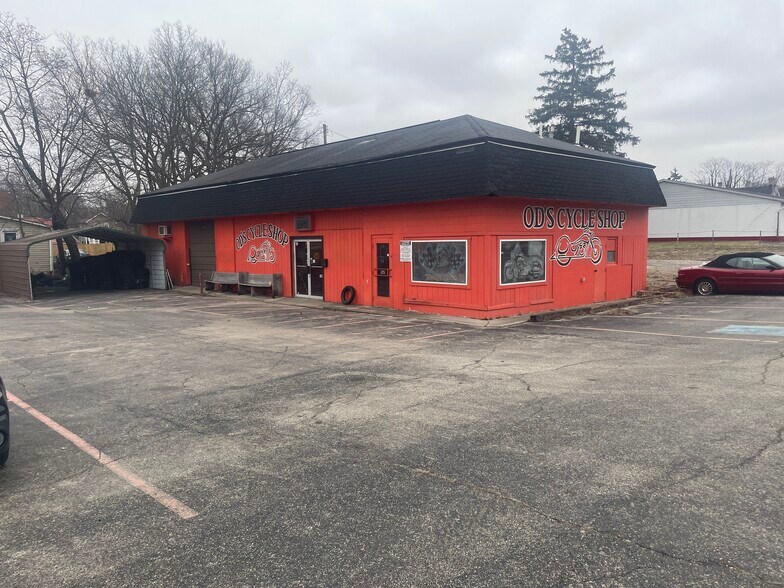 More Photos Of 140 S River St, Franklin Storefront For Sale