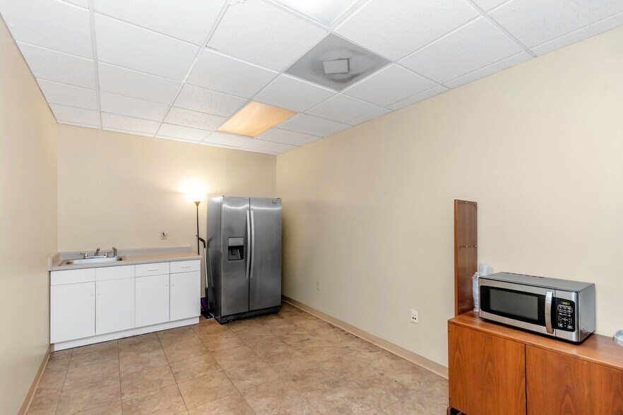 More Photos Of 5801 Ulmerton Rd, Clearwater Loft Creative Space For Lease