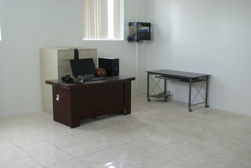 More Photos Of 680 Edgewood Ave N, Jacksonville Warehouse For Lease