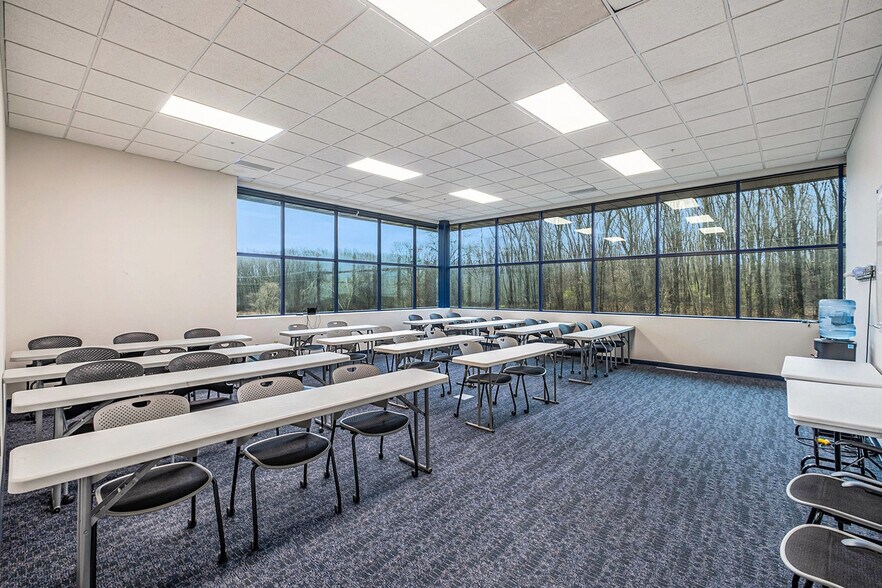 More Photos Of 2021 Wellworth Ave, Jackson Warehouse For Sale