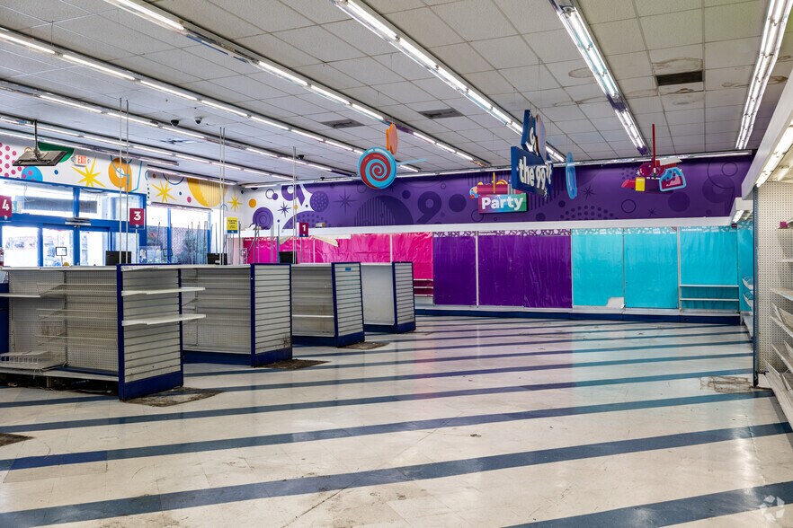 More Photos Of 852 N La Brea Ave, Los Angeles Freestanding For Lease
